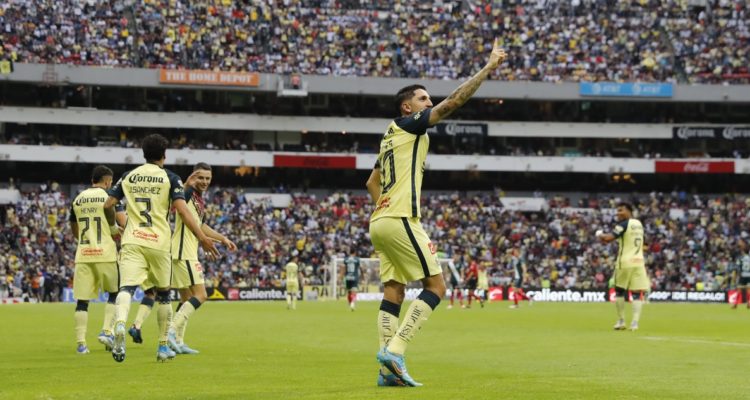 Diego Valdés celebrando ante Puebla.