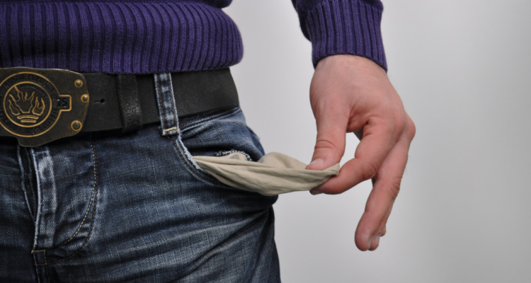 dinero en los bolsillos