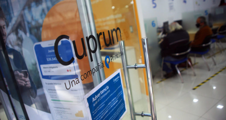 Diputados del PC presentan denuncia a AFP Cuprum por campaña contra proceso constituyente