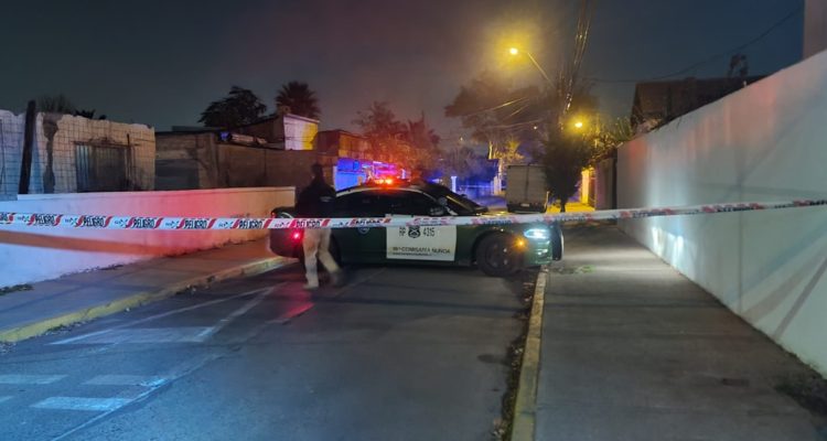 Buscan a individuos que dispararon contra una casa en Ñuñoa y luego dejaron corona de flores