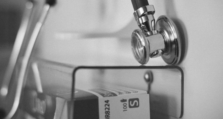 Isapre se querella contra 187 médicos extranjeros: “Sin especialidad y dan licencia de salud mental”