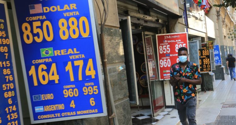 Dólar podría escalar a los $880 y seguiría en niveles no vistos desde fines de 2021