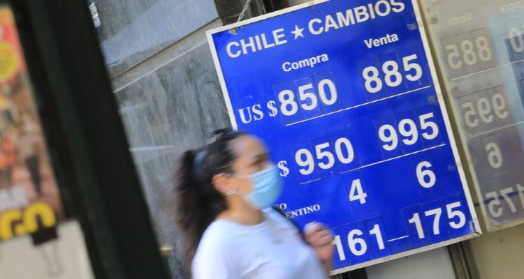 Dólar sigue fortaleciéndose frente al peso ante contexto global y pese a aumento de tasas en Chile