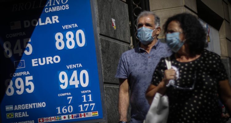 Dólar escala $10 y traspasa los $870 en su apertura, tocando nivel no visto desde el año pasado