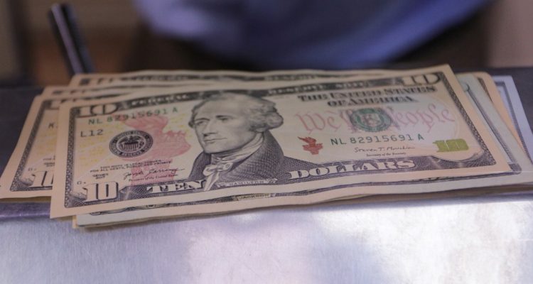 Dólar sufre caída y el cobre vuelve a tomar impulso ante mejora sanitaria en China