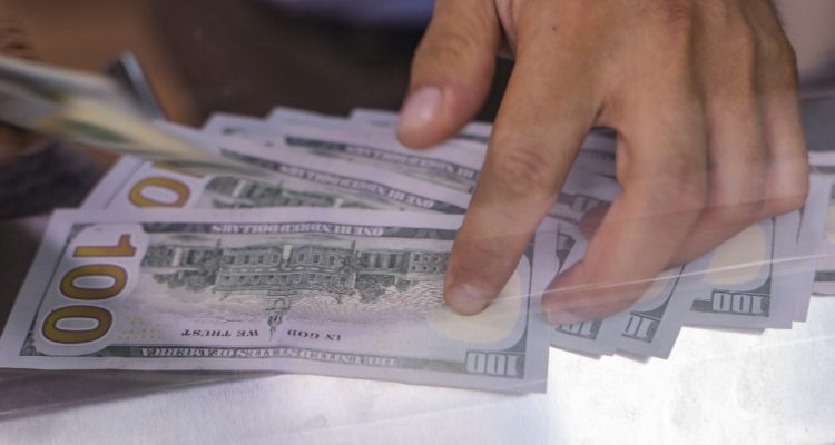 El dólar nuevamente mira los $840 y gana terreno en medio de dudas sobre recuperación económica