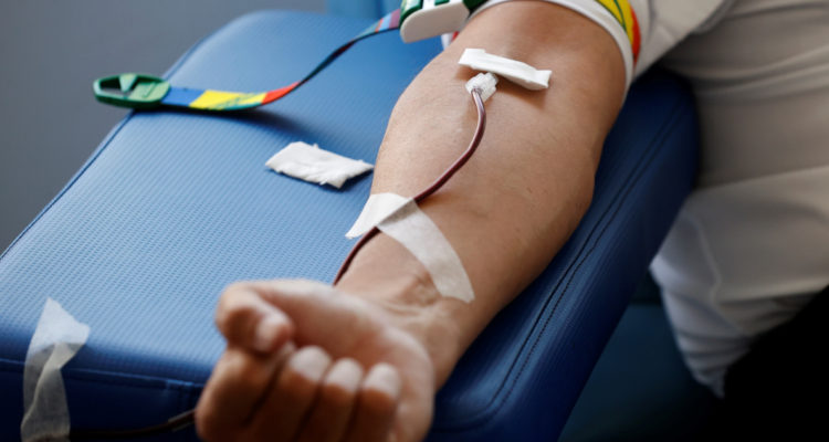 Una persona donando sangre.