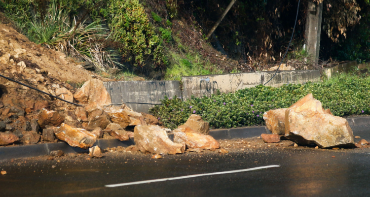 Dos autos chocan con rocas que cayeron en Ruta 5 Sur en desvío a Salto del Laja