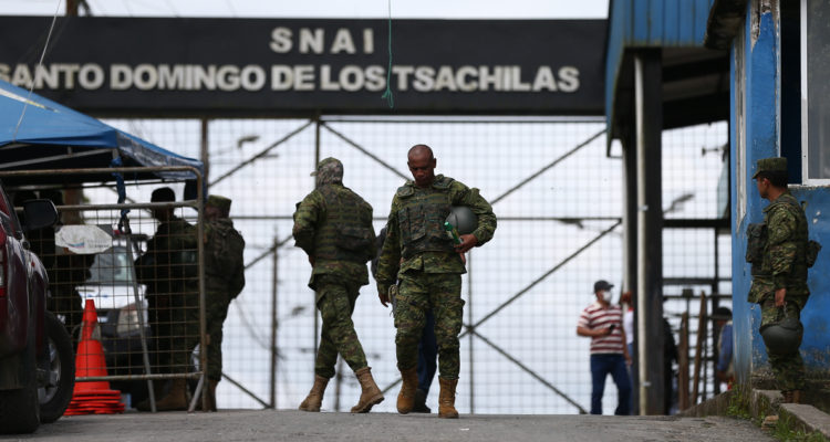 Guardias fuera de la prisión ecuatoriana donde ocurrió el más reciente motín.