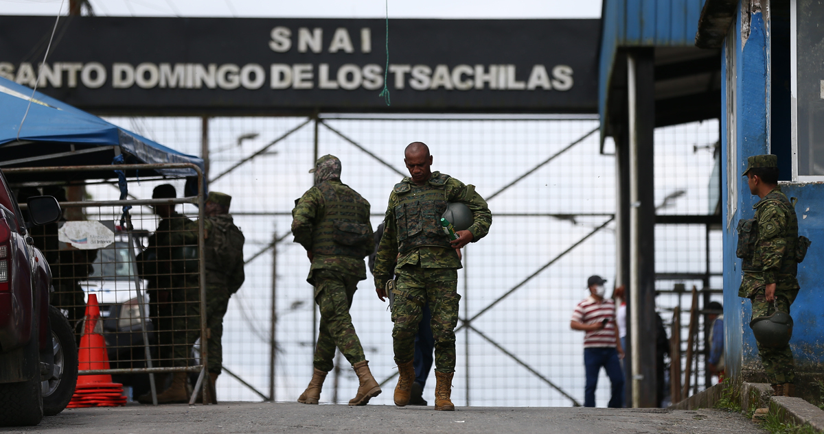Guardias fuera de la prisión ecuatoriana donde ocurrió el más reciente motín.