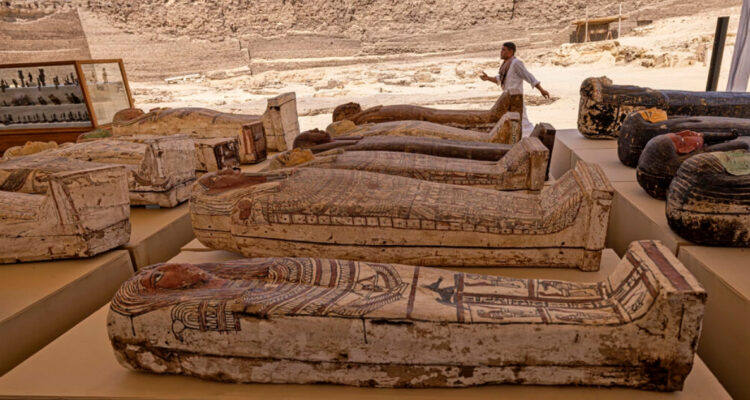 Descubren 250 sarcófagos y 150 estatuas de bronce en necrópolis de El Cairo