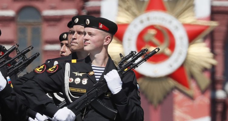 Soldados rusos en una parada militar.