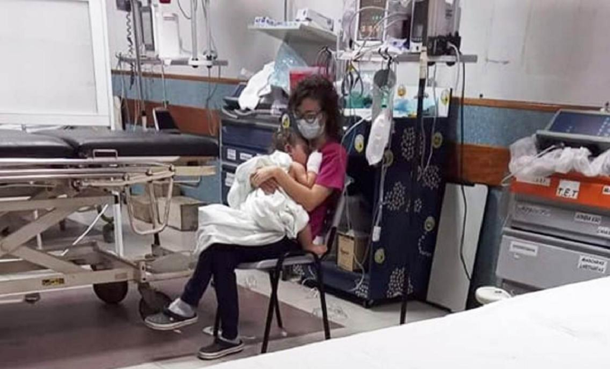 El pequeño Emanuel se recupera en compañía de una enfermera