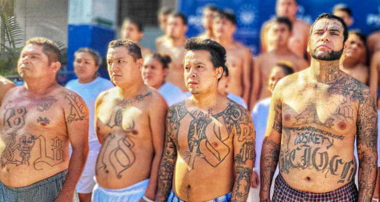 Decenas de presuntos pandilleros arrestados en El Salvador.