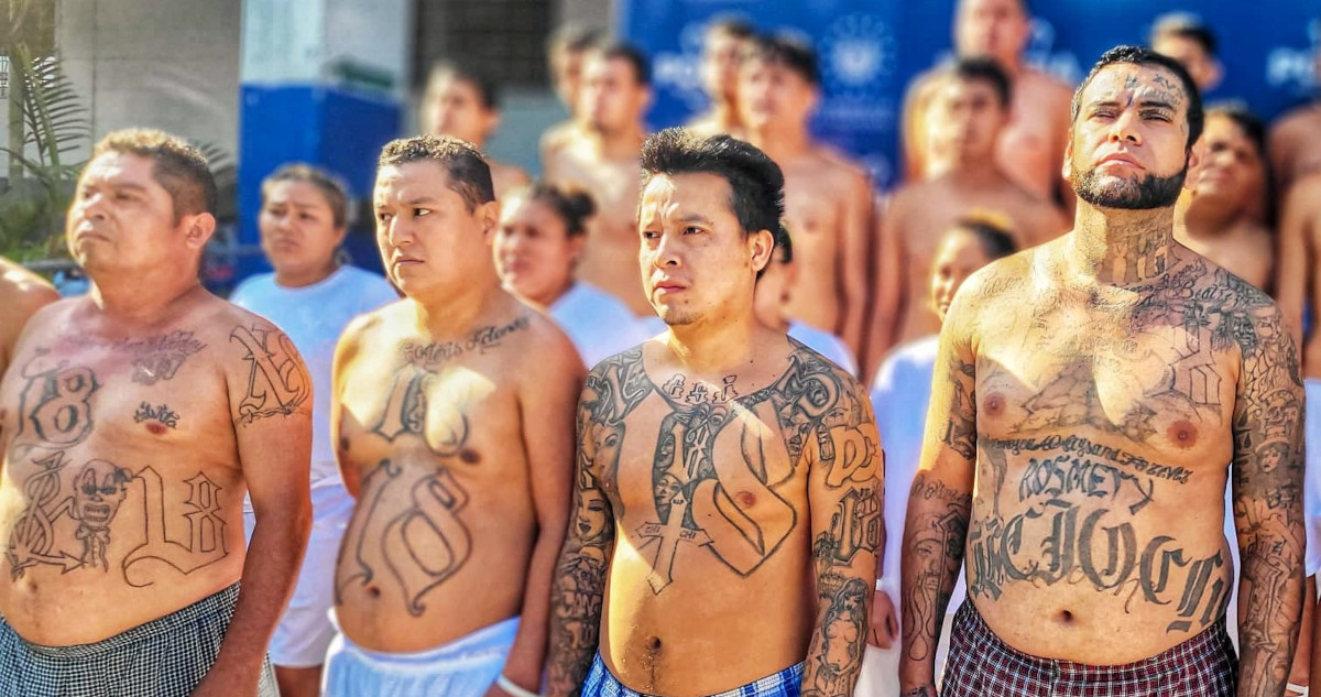Decenas de presuntos pandilleros arrestados en El Salvador.