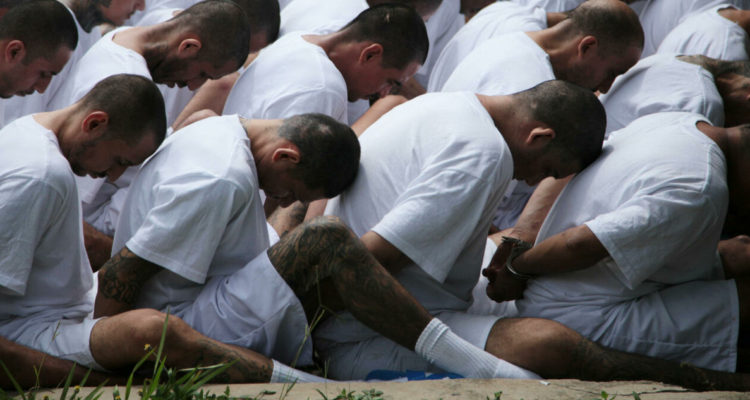 Miembros de la Mara Salvatrucha en la cárcel de Zacatecoluca, El Salvador.