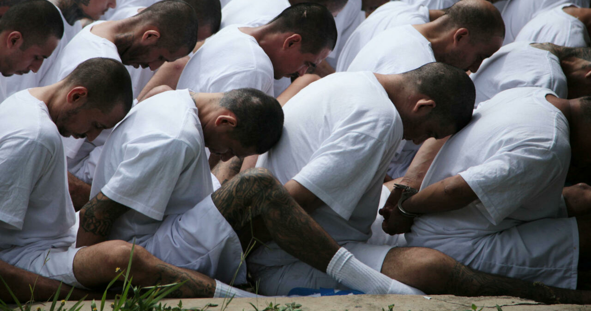 Miembros de la Mara Salvatrucha en la cárcel de Zacatecoluca, El Salvador.