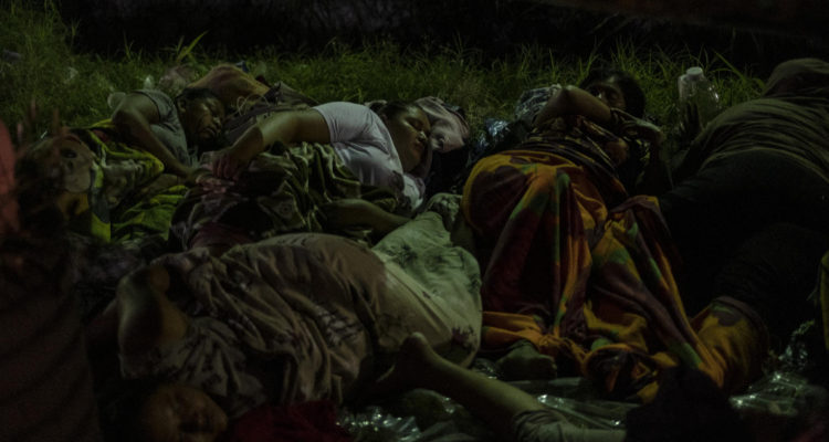 El Salvador: miles esperan por sus familiares tras detenciones arbitrarias en Estado de Excepción