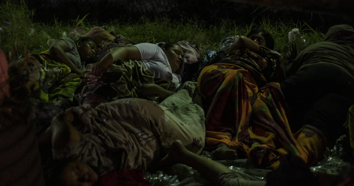 El Salvador: miles esperan por sus familiares tras detenciones arbitrarias en Estado de Excepción