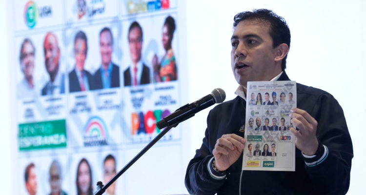 El registrador nacional de Colombia, Alexander Vega, durante el sorteo de posiciones en el tarjetón electoral para las elecciones presidenciales en Bogotá.