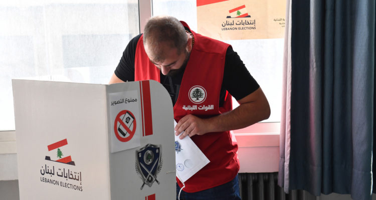 Un hombre vota en las legislativas de El Líbano.