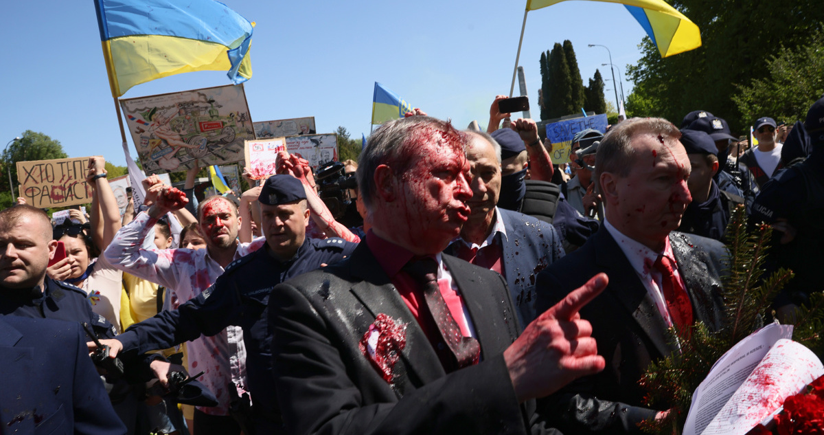 El embajador ruso, manchado con la pintura roja mientras manifestantes proucranianos protestan a sus espaldas.