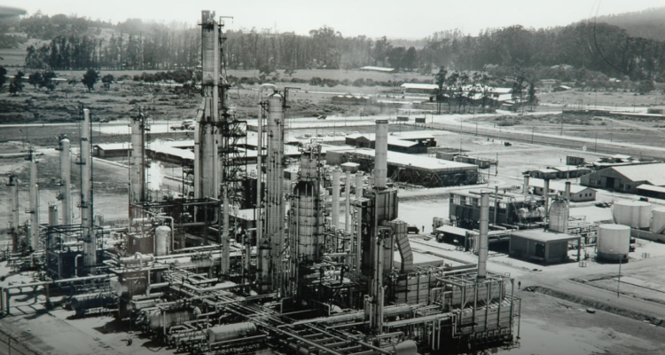 Enap detiene operaciones y distribución al sur del país por bloqueo de refinería Bío Bío.