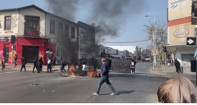 Encapuchados protagonizan incidentes a pasos del Liceo Confederación Suiza en Santiago