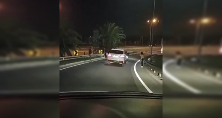 Graban encerrona sufrida por un hombre y su sobrina cuando llegaban al Aeropuerto de Santiago