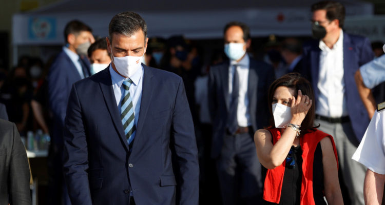 El presidente Pedro Sánchez y su ministra de Defensa, Margarita Robles.