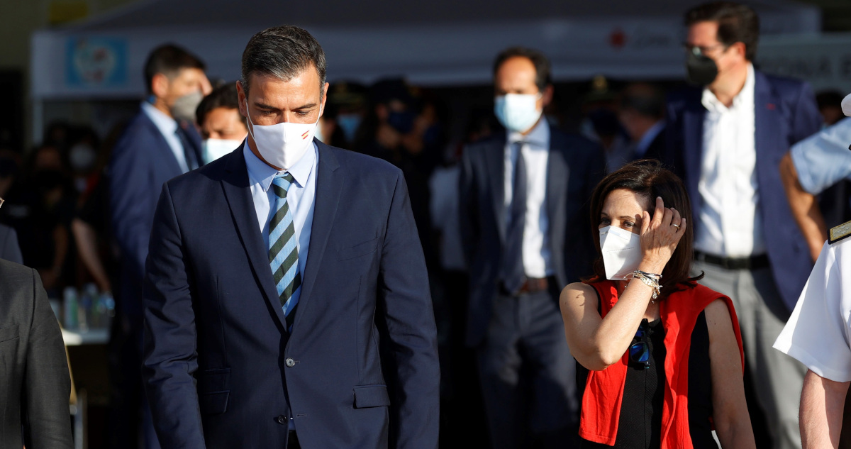El presidente Pedro Sánchez y su ministra de Defensa, Margarita Robles.