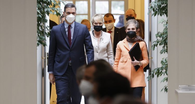 El presidente del Gobierno, Pedro Sánchez (i), acompañado por la directora del CNI, Paz Esteban.