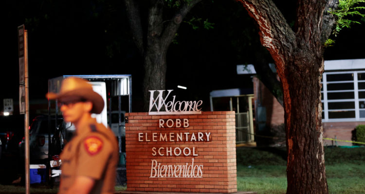 Un policía a las afueras de la escuela donde ocurrió el tiroteo.