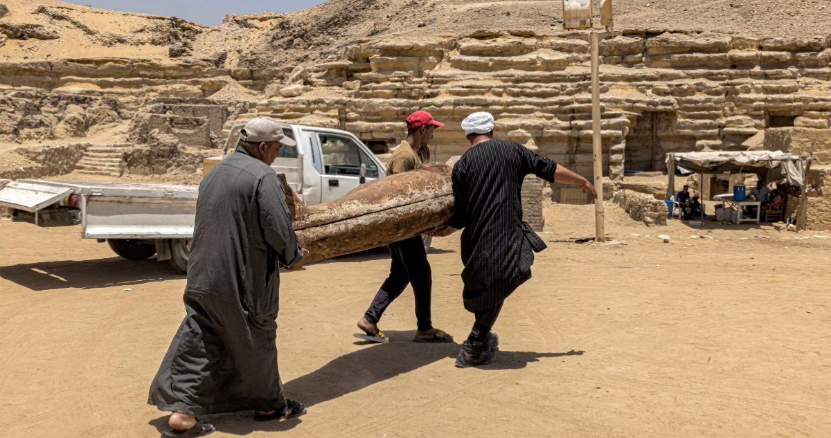 Descubren 150 estatuas de bronce y 250 sarcófagos con momias en necrópolis de El Cairo