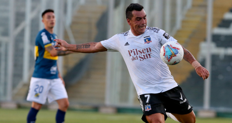 Esteban Paredes jugando por Colo Colo.
