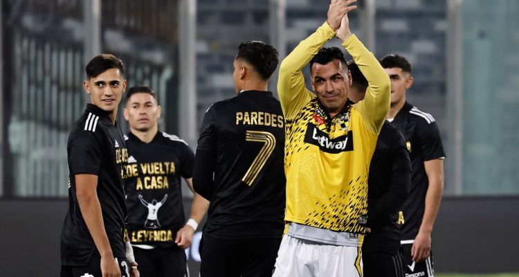 Esteban Paredes ante Colo Colo.