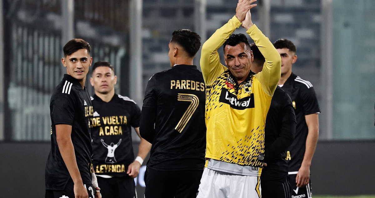 Esteban Paredes ante Colo Colo.