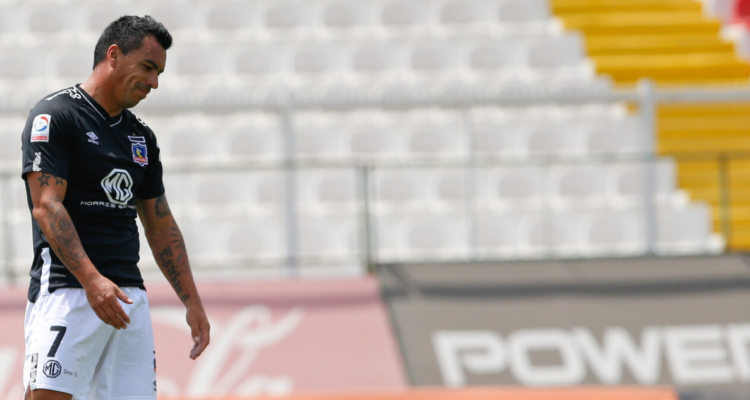 Esteban Paredes jugando por Colo Colo.