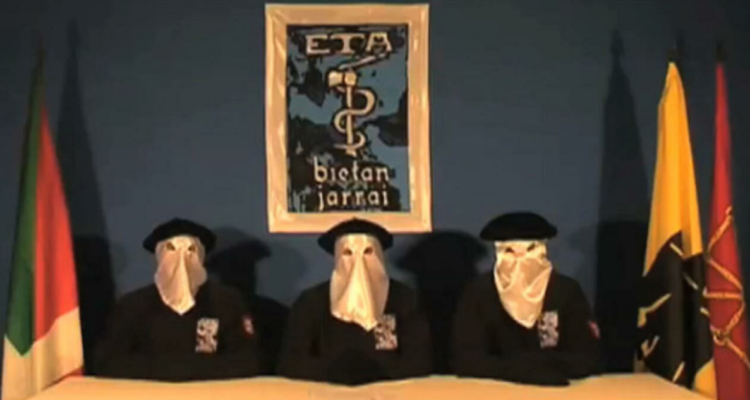 Miembros de la ETA al anunciar el alto al fuego permanente.