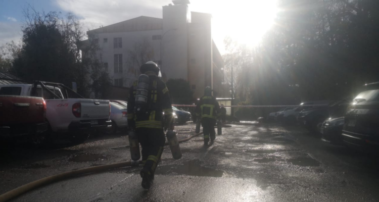 Evacúan edificio de UaCH Valdivia por presunta emanación de gas: inmueble guarda elementos químicos