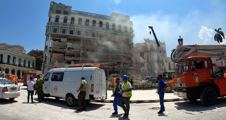 Vista desde el exterior del hotel destruido por la explosión, con trabajos de equipos de rescate.