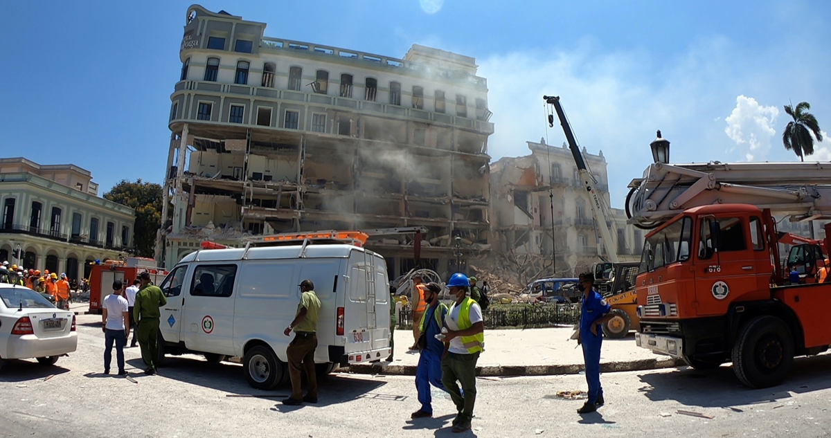 Vista desde el exterior del hotel destruido por la explosión, con trabajos de equipos de rescate.