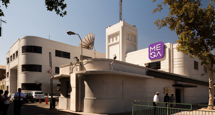Una fotografía de la fachada del canal de televisión Mega.