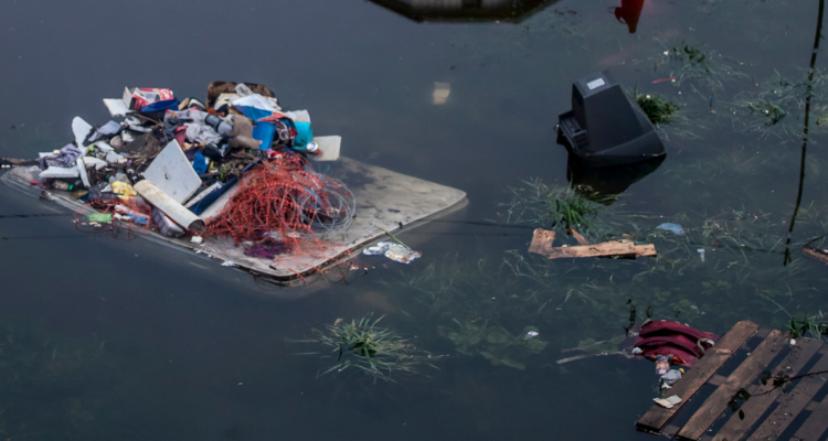 Vecinos temen por desborde de estero Paillihue en Los Ángeles: basura impide circulación del agua