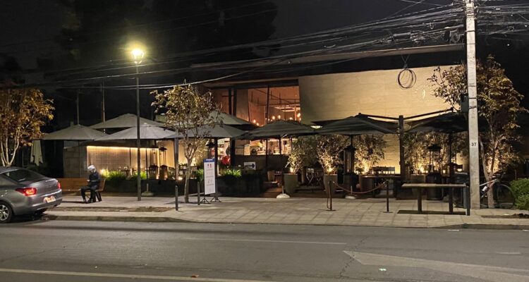 Buscan a delincuentes que asaltaron a familia a punta de pistola en pizzería de Vitacura