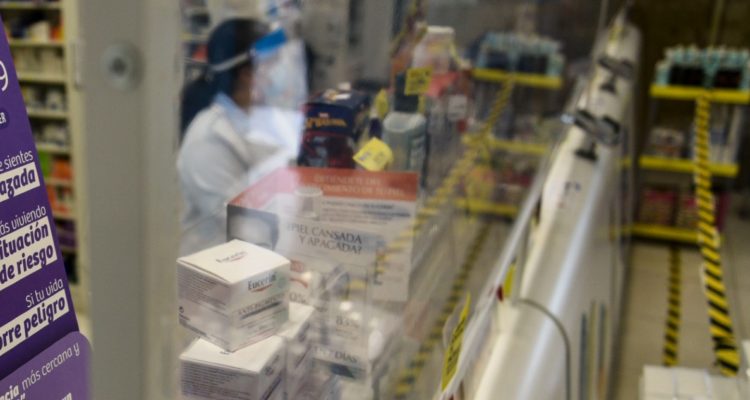 Laboratorios venden medicamentos casi 90% más caro a farmacias que a sector público, detectó FNE