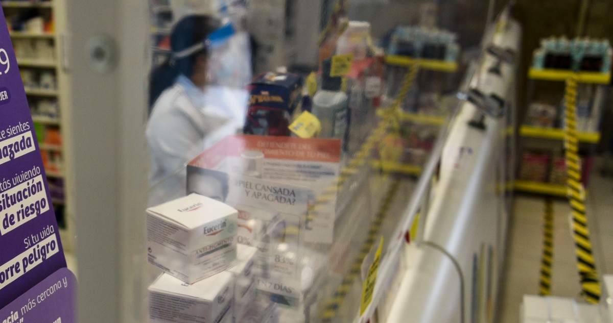 Laboratorios venden medicamentos casi 90% más caro a farmacias que a sector público, detectó FNE