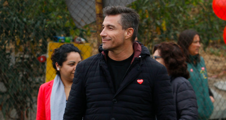 El periodista Fernando Solabarrieta sonriendo levemente mientras mira hacia un costado. El comunicador habló de su salida de TVN