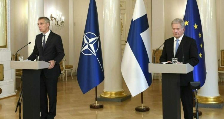 Fotografía de archivo con el presidente de Finlandia y el jefe de la OTAN.