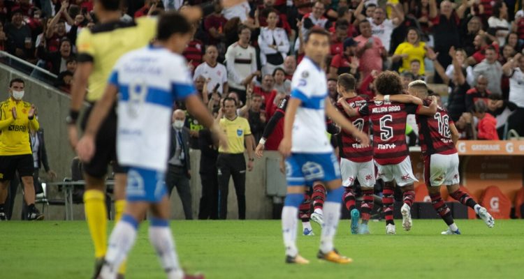 Flamengo goleó y eliminó a Universidad Católica de Copa Libertadores.